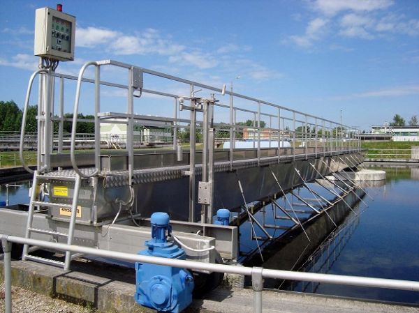 工業(yè)廢水處理刮吸泥機(jī)